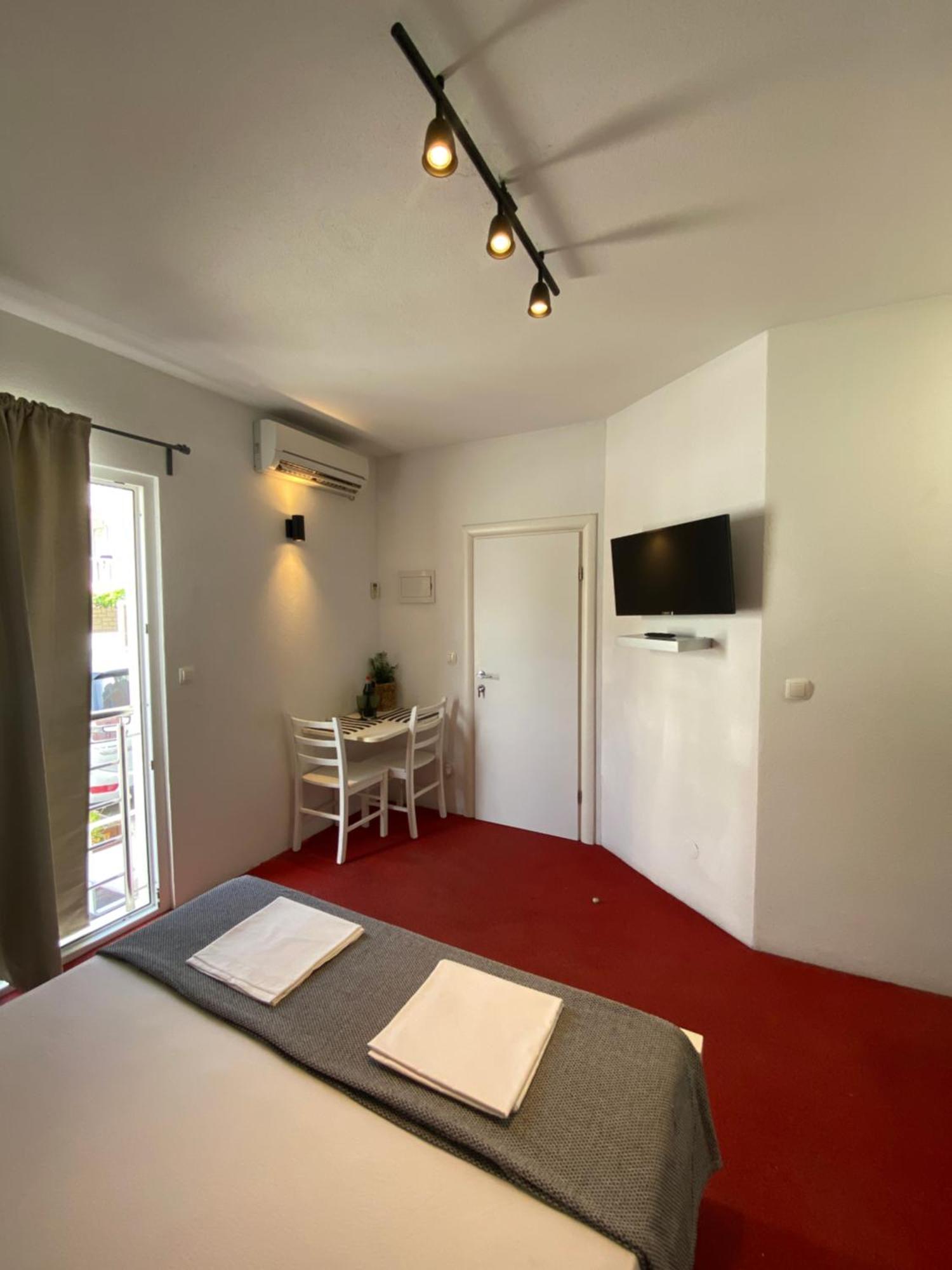 Apartments Mikulic Bol Exterior photo